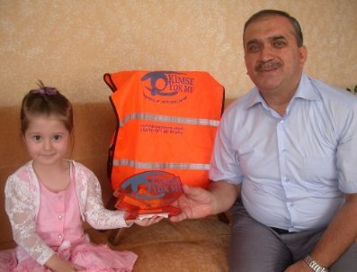 5 Yaşındaki Zeynep, Bayram Harçlıklarını Somali’ye Gönderdi