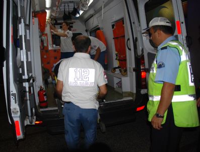 UMURLU - Alkollü Sürücünün Çarptığı Trafik Polisi Hastaneye Kaldırıldı