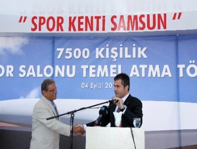 Bakan Kılıç, Spor Salonunun Erken Bitirilmesi İçin Müteahhitle Pazarlık Yaptı