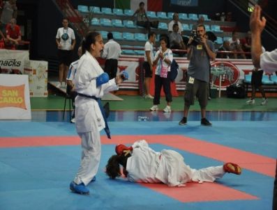 Büşra Tosun, Ümit Genç Akdeniz Karate Turnuvası'nda Birinci Oldu