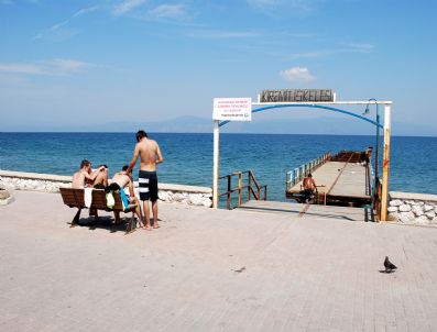 Denizdeki Tehlikeye Merdiven Dayıyorlar