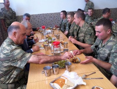 Kılıçdaroğlu, Askerlerle Bayramlaştı