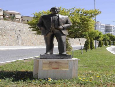 Kuşadası Belediyesinden Vefa Heykelleri