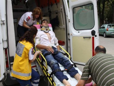 Bankete Çarpan Motosiklet Sürücüsü ve Arkadaşı Yaralandı