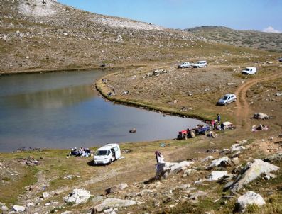 TÜRKIYE DAĞCıLıK FEDERASYONU - Dağcılar, Uludağ'ın Zirvesindeki Göllerde Çöpleri Temizledi