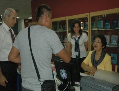 Ege Üniversitesi'nde İlk Öğrencinin Kaydını Rektör Yaptı