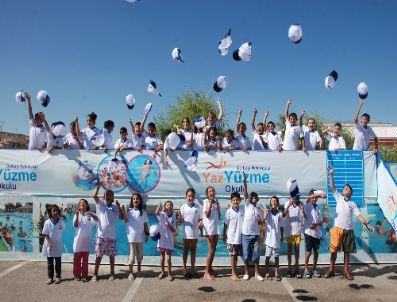 YAKUP ODABAŞı - Gölbaşı Belediyesi 300 Çocuğa Yüzme Kursu Verdi