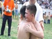 Rakibine yenilen küçük pehlivan gözyaşlarını tutamadı