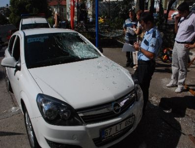 5. Kattan Düşen Cam Otomobile Zarar Verdi