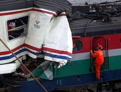 Yük treniyle banliyö treni çarpıştı, yaralılar var