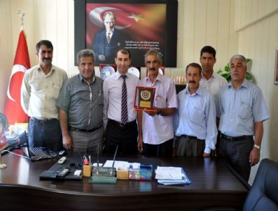 FIRAT ÇELİK - Muhtarlardan Kaymakama Teşekkür Plaketi