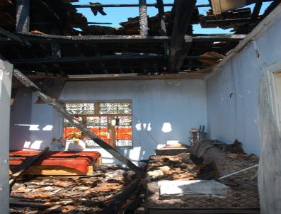 MUĞLA BELEDIYESI - Ahşap Ev Alevlere Dayanamadı