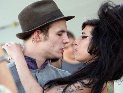 AMY WİNEHOUSE - Kocası Amy'yi öperek sömürmüş