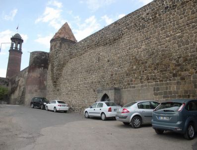 BAROK - Erzurum Kalesinin Duvarları Yazı Tahtası Gibi