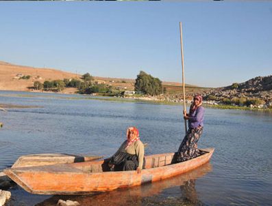 Issız adada Robinson gibi yaşıyorlar