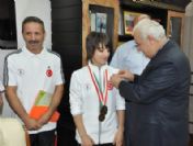 Siirt Valisi Çolak Dünya Üçüncüsü Güreşçiyi Altınla Ödüllendirdi