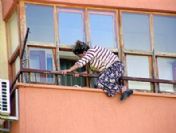 Temizlikçi kadın balkon penceresine sıkıştı 