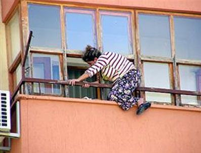 Temizlikçi kadın balkon penceresine sıkıştı ‎