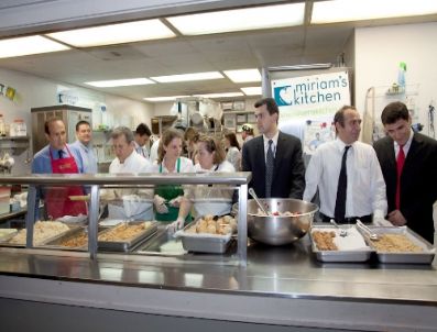 Türkiye’nin Washington Büyükelçiliği Evsizlere Yemek Dağıttı