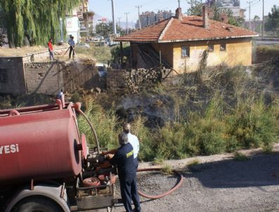 Aksaray`da Kuru Ot Yangını Evin Bahçesine Sıçradı