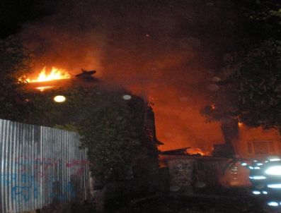 Alev alev yanan ahşap bina mahalleliyi sokağa döktü