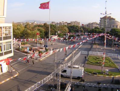 ZÜLFÜ LİVANELİ - Atatürk Meydanı Trafiğe Kapanınca