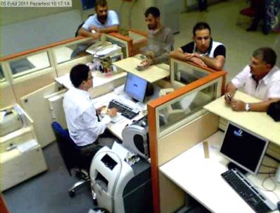 DOĞUBEYAZıT - Dolandırıcılar Bankanın Güvenlik Kamerasında
