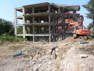 Düzce`de Hasarlı ve Kullanmayan Binalar Yıkılıyor