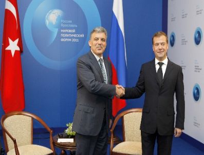 YAROSLAVL - Gül ve Medvedev Uçak Kazasında Ölenler Anısına Karanfil Bıraktı