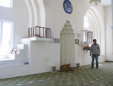 Hayırsever Vatandaşlar Köyün Camisine Bakım Yaptırdı