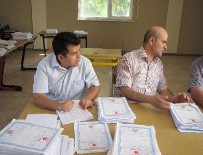 Köylülere Tapuları Dağıtılıyor