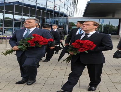 Medvedev Uçak Kazasının Yaşandığı Alana Çiçek Bıraktı