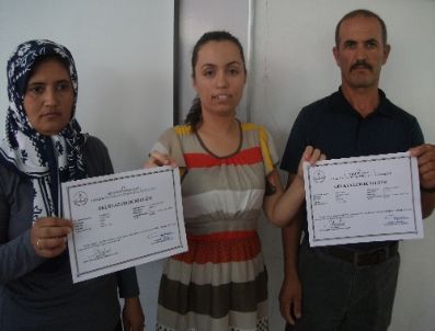 Okuma-yazma Öğrenen İşitme Engelli Çift, Üniversiteli Çocuklarıyla Mesajlaşıyor