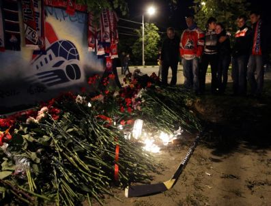 YAROSLAVL - Taraftarlar Uçak Kazasında Kaybettiği Oyuncuların Yasını Tutuyor
