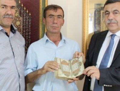 Tarlasını Sürerken 2 Asırlık Kuran-ı Kerim Buldu