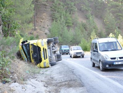 Temizlik Malzemesi Taşıyan Tır Devrildi