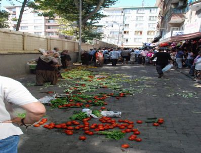 Zabıtalara Kızan Köylüler Meyve ve Sebzeleri Yola Saçtı