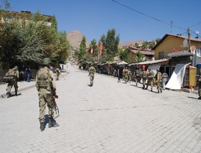 MUAMMER TÜRKER - Komutanlar, Hakkari Valisi Türker'i ziyaret etti