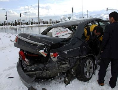 CHP konvoyundaki bir araca TIR çarptı