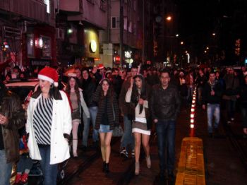 Eskişehir Yeni Yıla Sokakta Eğlenerek Girdi