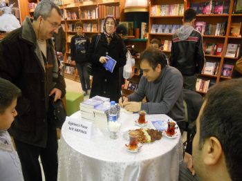 Yazar Arif Kaplan Malatya'da Kitaplarını İmzaladı