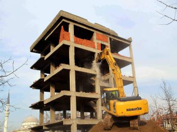 Ağır Hasarlı Bina, Depremden 12 Yıl Sonra Yıkıldı