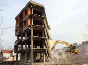Depremde Ağır Hasar Gören Bina Yıkıldı
