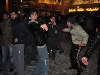 Eskişehir'de Üniversite Öğrencileri Kartopu Savaşı Yaptılar