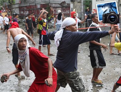 Filipin polisi gecekondu mahallesinde vatandaşlarla çatıştı