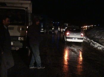 ESKIGEDIZ - Gediz-kütahya Karayolu Yoğun Kar Yağışı Yüzünden Gece Geçici Olarak Trafiğe Kapatıldı
