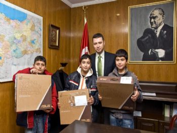 KıRKA - İçişleri Bakanı İdris Naim Şahin 3 Depremzede Çocuğa Dizüstü Bilgisayar Gönderdi