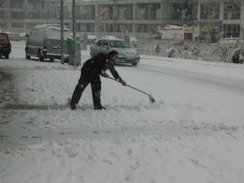 Kırşehir’de 100 Köy Yolu Kar Nedeniyle Kapandı