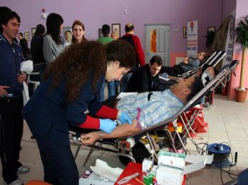 BEYAZ AY DERNEĞI - Engelli Öğrencilerin Ailelerinden Kan Bağışı