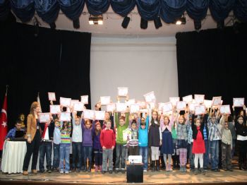 İlköğretim Öğrencilerinin Sertifika Sevinci